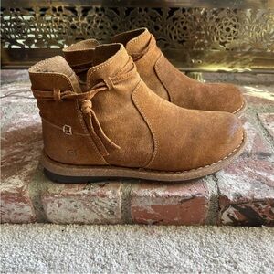 Women’s BORN Wynter Booties in size 9.5 (euro 41)
